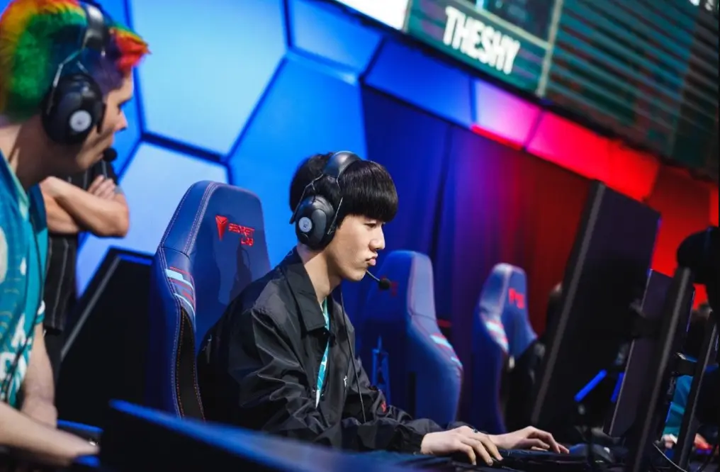 包含刚刚！窗口期巴塞罗那战术微调TheShy新星突破纪录表现惊艳，上海申花调整名单备战西甲的词条